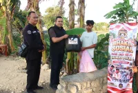 Foto: Kasi Humas Polresta Sumenep, Ipda Ach. Putrawardana, S.H., dalam kegiatan bakti sosial HUT ke-75 Humas Polri.