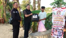 Foto: Kasi Humas Polresta Sumenep, Ipda Ach. Putrawardana, S.H., dalam kegiatan bakti sosial HUT ke-75 Humas Polri.