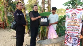 Foto: Kasi Humas Polresta Sumenep, Ipda Ach. Putrawardana, S.H., dalam kegiatan bakti sosial HUT ke-75 Humas Polri.