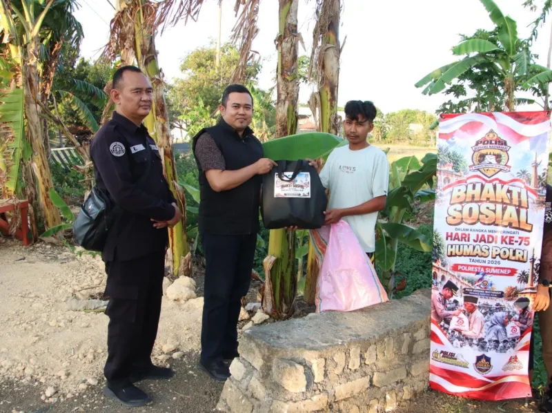 Foto: Kasi Humas Polresta Sumenep, Ipda Ach. Putrawardana, S.H., dalam kegiatan bakti sosial HUT ke-75 Humas Polri.