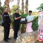 Foto: Kasi Humas Polresta Sumenep, Ipda Ach. Putrawardana, S.H., dalam kegiatan bakti sosial HUT ke-75 Humas Polri.