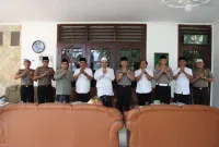 Foto: Kapolresta Sumenep bersama pengasuh Ponpes Al-Amien Prenduan dalam silaturahmi memperkuat sinergi ulama dan Polri.