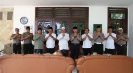 Foto: Kapolresta Sumenep bersama pengasuh Ponpes Al-Amien Prenduan dalam silaturahmi memperkuat sinergi ulama dan Polri.