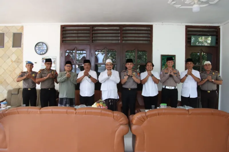 Foto: Kapolresta Sumenep bersama pengasuh Ponpes Al-Amien Prenduan dalam silaturahmi memperkuat sinergi ulama dan Polri.