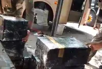 Foto: Sejumlah paket terbungkus plastik hitam terlihat dalam kegiatan razia gabungan di Terminal Arya Wiraraja, Sumenep.