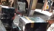 Foto: Sejumlah paket terbungkus plastik hitam terlihat dalam kegiatan razia gabungan di Terminal Arya Wiraraja, Sumenep.