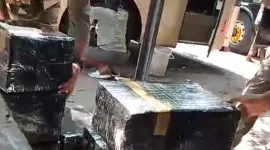 Foto: Sejumlah paket terbungkus plastik hitam terlihat dalam kegiatan razia gabungan di Terminal Arya Wiraraja, Sumenep.