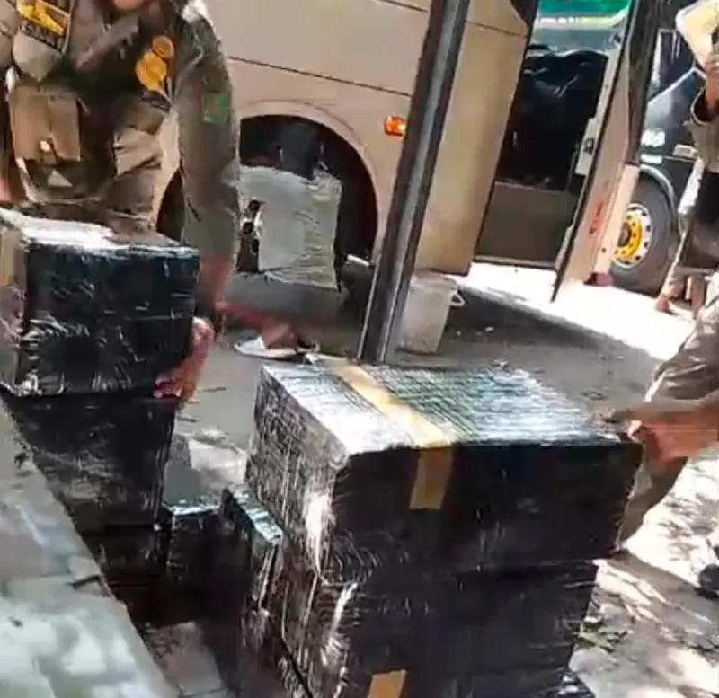 Foto: Sejumlah paket terbungkus plastik hitam terlihat dalam kegiatan razia gabungan di Terminal Arya Wiraraja, Sumenep.