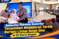 Foto: Satlantas Polresta Sumenep menggelar edukasi tertib berlalu lintas melalui program Polisi Sahabat Anak di SD Nurul Bayan, Sumenep, Kamis (22/10/2026).