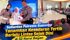 Foto: Satlantas Polresta Sumenep menggelar edukasi tertib berlalu lintas melalui program Polisi Sahabat Anak di SD Nurul Bayan, Sumenep, Kamis (22/10/2026).