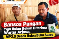 Foto: Ketua MP3.S Sahnan (kanan) bersama rekannya saat membahas persoalan bantuan pangan di Kecamatan Arjasa, Sumenep.