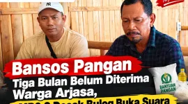 Foto: Ketua MP3.S Sahnan (kanan) bersama rekannya saat membahas persoalan bantuan pangan di Kecamatan Arjasa, Sumenep.