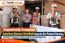 Foto: Kapolresta Sumenep (tengah) saat menyerahkan bantuan gerobak kepada warga.