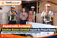 Foto: Kapolresta Sumenep (tengah) saat menyerahkan bantuan gerobak kepada warga.