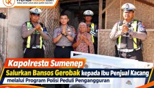 Foto: Kapolresta Sumenep (tengah) saat menyerahkan bantuan gerobak kepada warga.