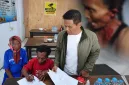 Foto: Sulaisi Abdurrazaq mendampingi korban, disertai foto kejadian dugaan pengeroyokan yang diburamkan.