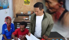 Foto: Sulaisi Abdurrazaq mendampingi korban, disertai foto kejadian dugaan pengeroyokan yang diburamkan.