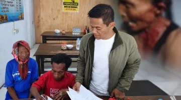 Foto: Sulaisi Abdurrazaq mendampingi korban, disertai foto kejadian dugaan pengeroyokan yang diburamkan.