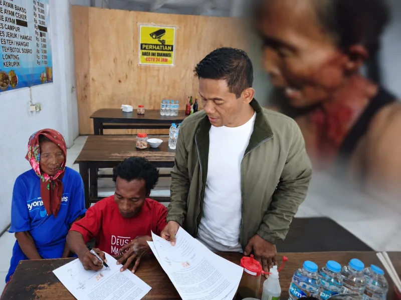 Foto: Sulaisi Abdurrazaq mendampingi korban, disertai foto kejadian dugaan pengeroyokan yang diburamkan.