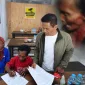 Foto: Sulaisi Abdurrazaq mendampingi korban, disertai foto kejadian dugaan pengeroyokan yang diburamkan.