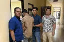 Foto: Petugas Satreskrim Polresta Sumenep mengamankan tersangka dalam kasus dugaan persetubuhan terhadap anak di bawah umur.