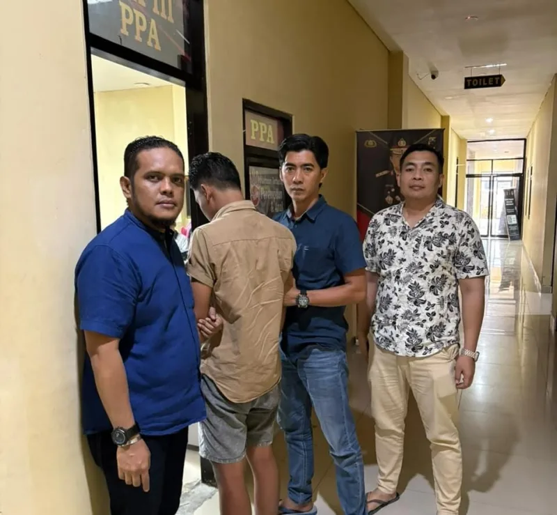 Foto: Petugas Satreskrim Polresta Sumenep mengamankan tersangka dalam kasus dugaan persetubuhan terhadap anak di bawah umur.