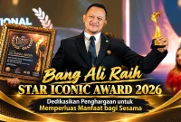 Foto: Bang Ali menerima Star Iconic Award 2026 atas kiprah profesional dan kepeduliannya terhadap sesama.