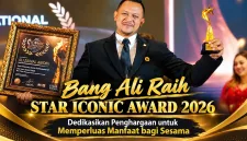 Foto: Bang Ali menerima Star Iconic Award 2026 atas kiprah profesional dan kepeduliannya terhadap sesama.