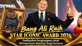 Foto: Bang Ali menerima Star Iconic Award 2026 atas kiprah profesional dan kepeduliannya terhadap sesama.